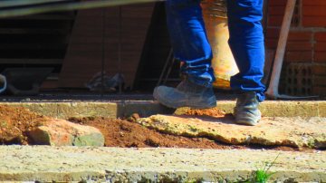 Collections Free Photos Vectors Construction bricklayer leg rubber boot blue trousers brick wall construction, bricklayer, leg, rubber, boot, blue, trousers, brick, wall Construction, Labor Day, Material, People,